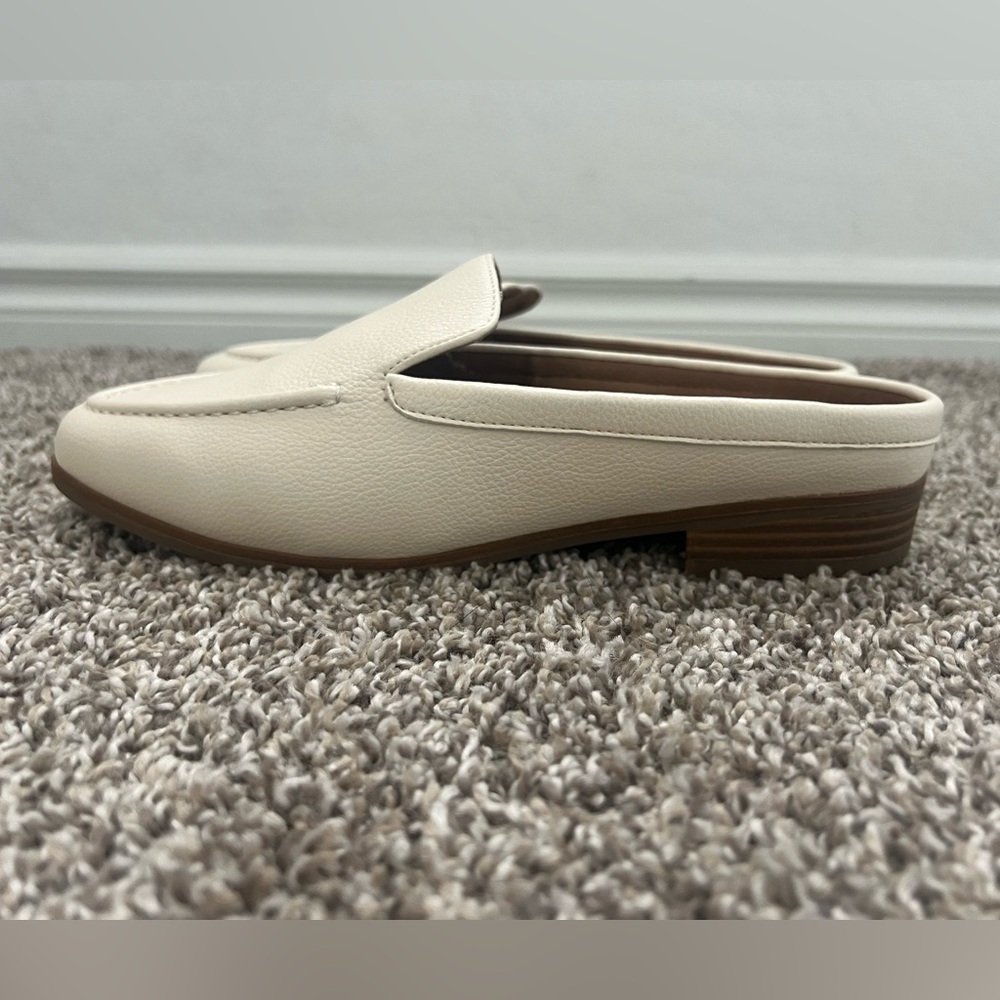 AEROSOLES Women's Cream Mules - Picture 7 of 7